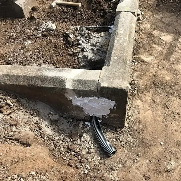Foundation drainage installation with concrete kerbing