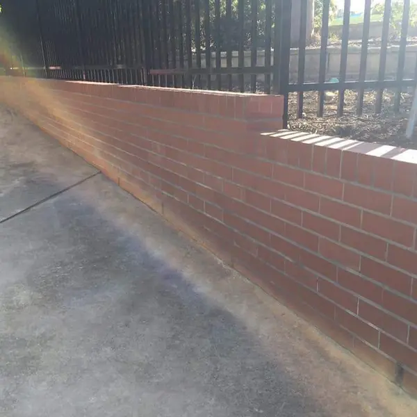 Brick retaining wall with waterproofing membrane