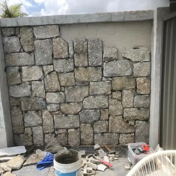 Natural stone feature wall with irregular block pattern