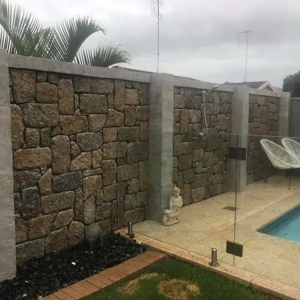 Stone feature wall construction with mortar joints