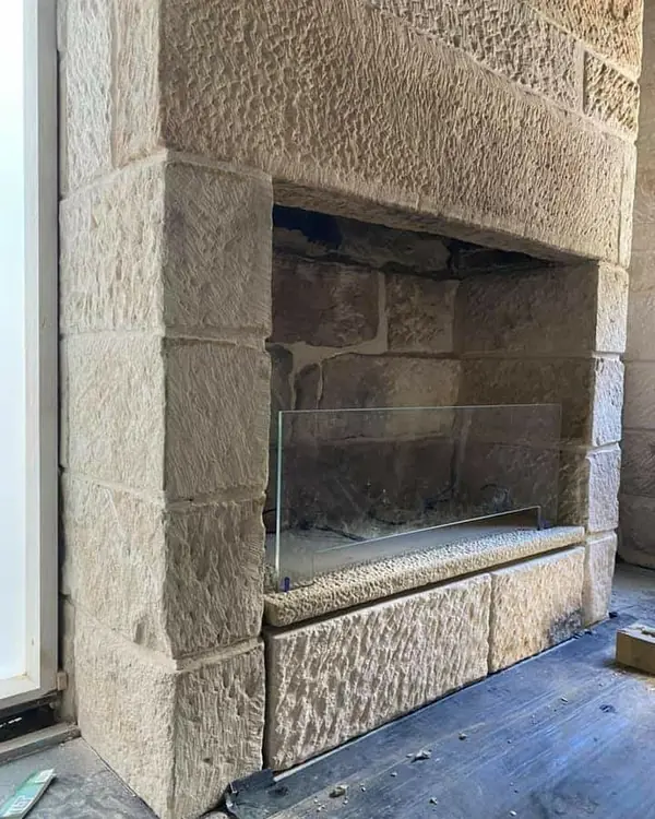 Power tool dressing sandstone with bush-hammered finish