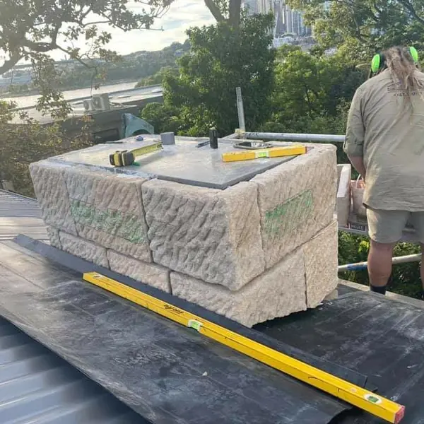 Sandstone chimney construction with spirit level check