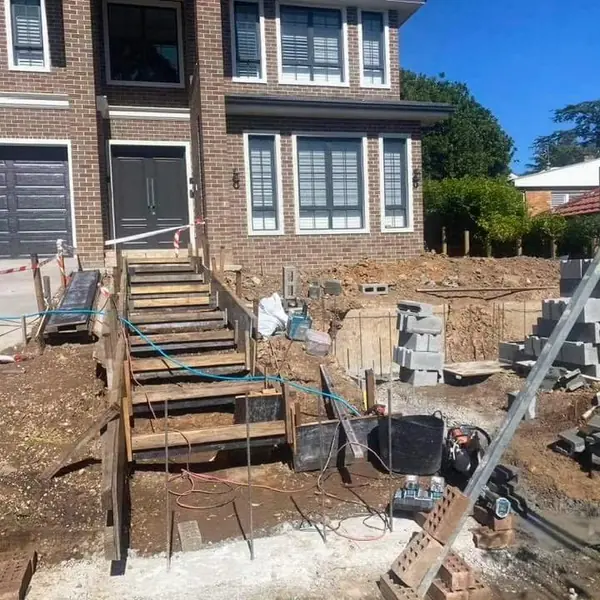 Stepped structural retaining wall with staircase formwork